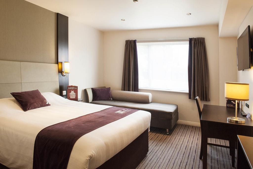 Premier Inn Oldham - Broadway Экстерьер фото
