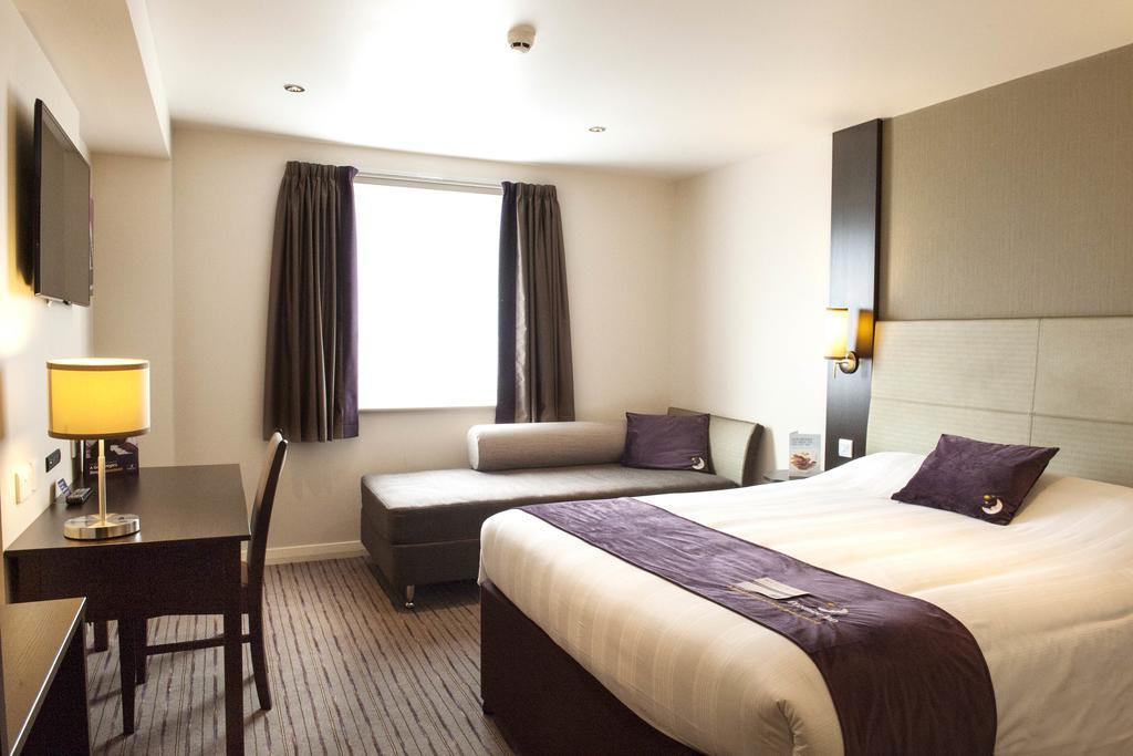 Premier Inn Oldham - Broadway Экстерьер фото