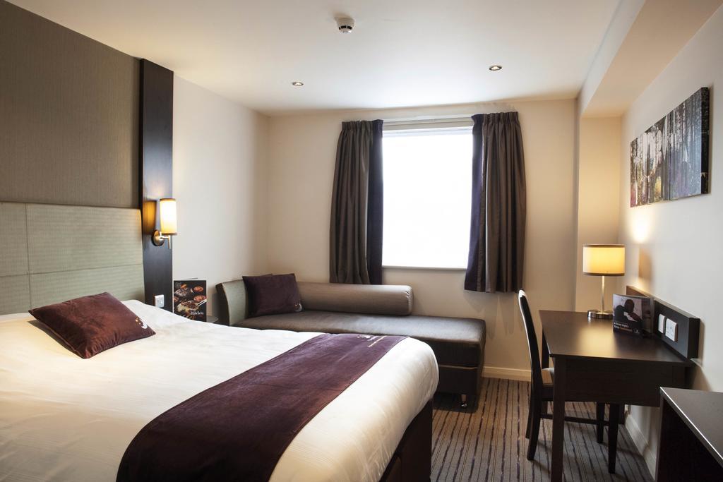 Premier Inn Oldham - Broadway Экстерьер фото
