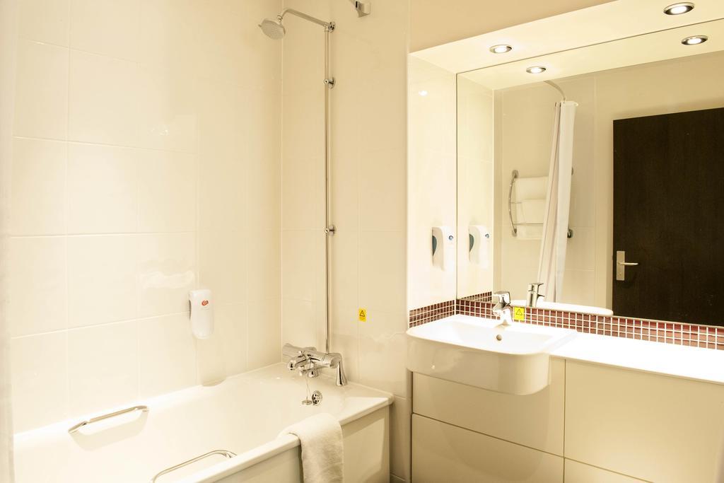 Premier Inn Oldham - Broadway Экстерьер фото