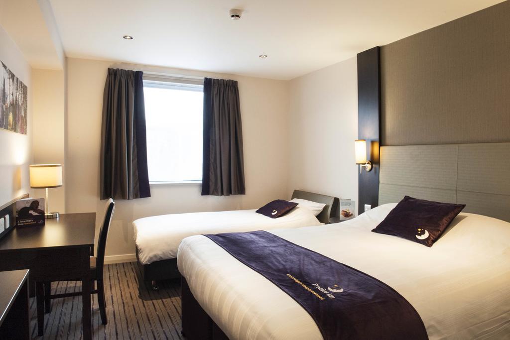Premier Inn Oldham - Broadway Экстерьер фото