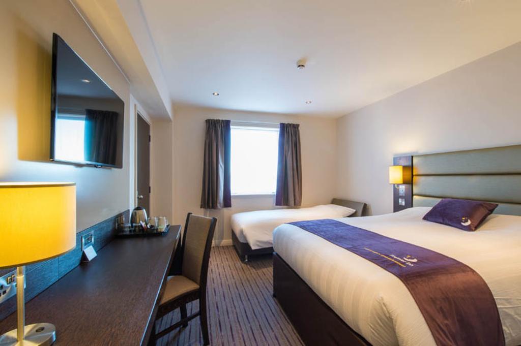 Premier Inn Oldham - Broadway Экстерьер фото