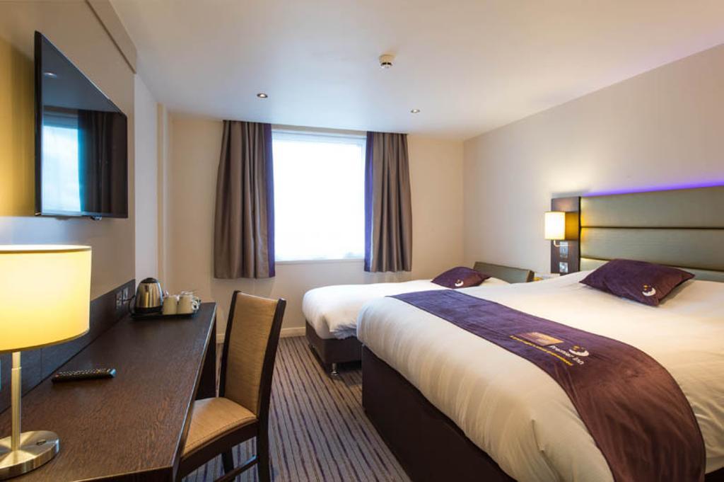 Premier Inn Oldham - Broadway Экстерьер фото