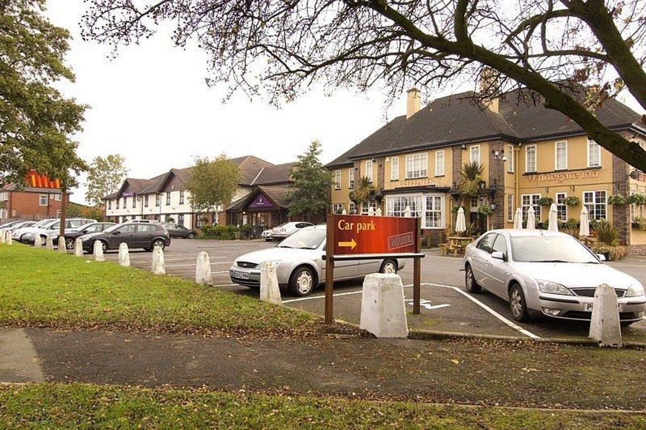 Premier Inn Oldham - Broadway Экстерьер фото