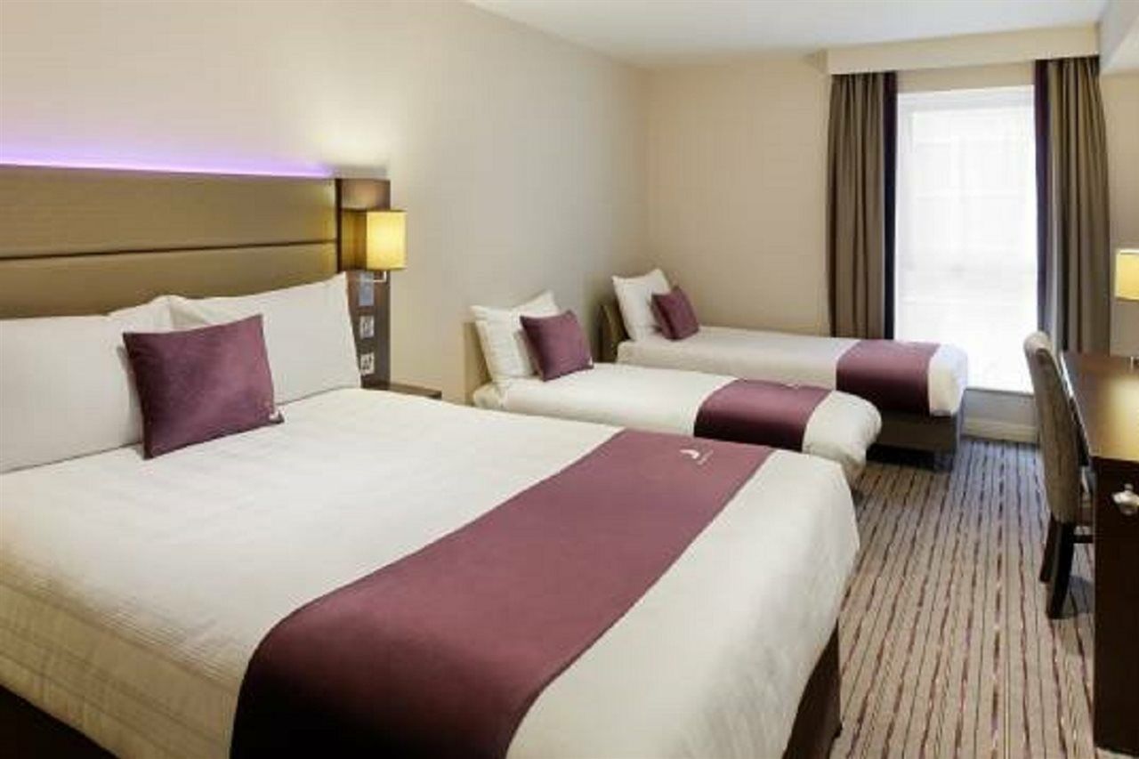 Premier Inn Oldham - Broadway Экстерьер фото